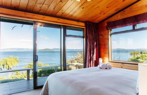 Hamurana House | Lakeside Haven | Private Beach, Kayaks, Sleeps 8