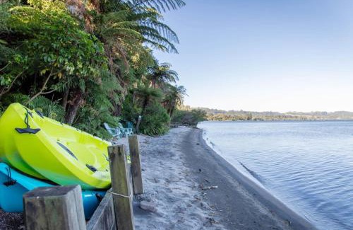 Hamurana House | Lakeside Haven | Private Beach, Kayaks, Sleeps 8