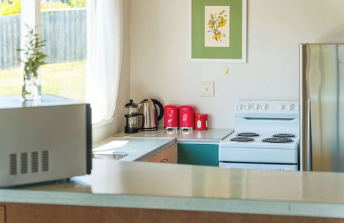 Taupo Cottage | Lakeview Cottage - Rainbow Point Holiday Home