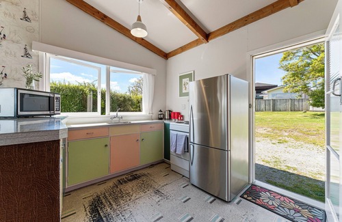 Taupo Cottage | Lakeview Cottage - Rainbow Point Holiday Home