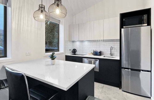Kelvin Heights Apartment | Lakeview Unit for Two | Near Queenstown
