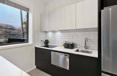 Kelvin Heights Apartment | Lakeview Unit for Two | Near Queenstown