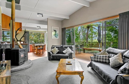 Nukuhau House | Lancewood Cottage, fireplace, walk to Taupo