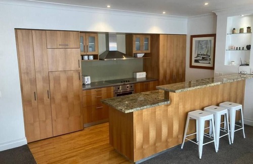 Auckland Central Business District Apartment | Large 2br apt in Viaduct Harbor with a sea view