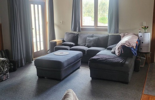 Timaru House | Large 4-Bedroom Home with Dual Living & short Walk to Beach/Town