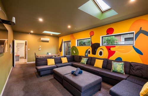 Linwood Villa | Large house w 6 bedrooms w Ensuites, Games Room w PS5 and Arcade, Free Parking, 4min to Stadium, Mini Golf, Central, Cinema
