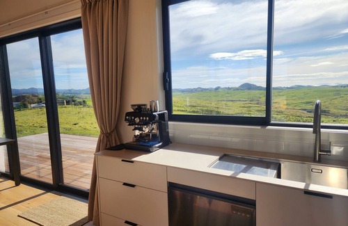 Onerahi Cabin | Larnac Bach.Whangarei Heads, modern brand new high-spec Kiwi Bach