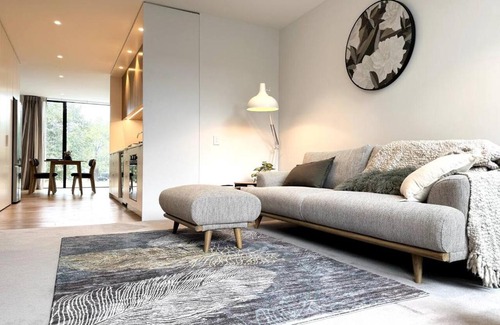 Christchurch City Centre House | Latimer Square View Townhouse with Balcony and Free Parking