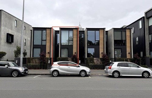 Christchurch City Centre House | Latimer Square View Townhouse with Balcony and Free Parking