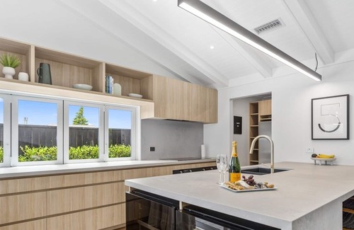 Hilltop House | Lavish @ the Lake - High-end home, Outdoor Entertaining area, Near Town & Lake