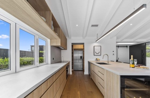 Hilltop House | Lavish @ the Lake - High-end home, Outdoor Entertaining area, Near Town & Lake