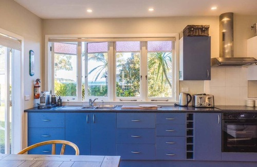 Surfdale House | Le Belle on Blake by Waiheke Pure, sunny, flat and just steps away from the beach.