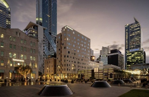 Auckland Central Business District Apartment | Level 27 3 Bed Harbour Bridge & Viaduct Views
