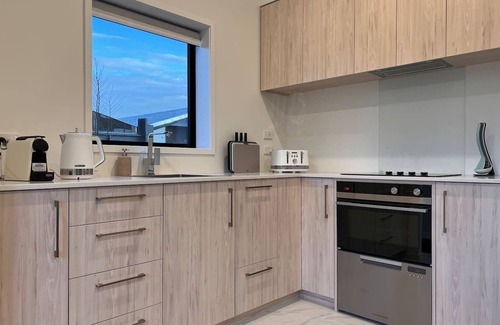 Christchurch City Centre Villa | Lichfield city stay with a super king suite in Christchurch