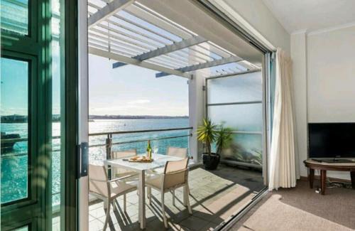 Auckland Central Business District Apartment | Life on Water- Princes Wharf apartment with fabulous views