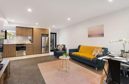 Christchurch Apartment | Light & Spacious 2Bdrm Townhouse Off Street Park