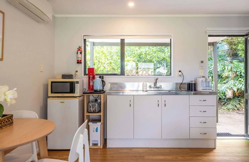 Oneroa House | Little O Hideaway — Walk to the Beach