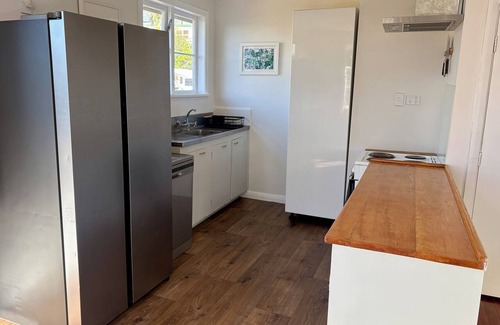 Raglan House | Lorenzen Bay Bungalow by The Sea