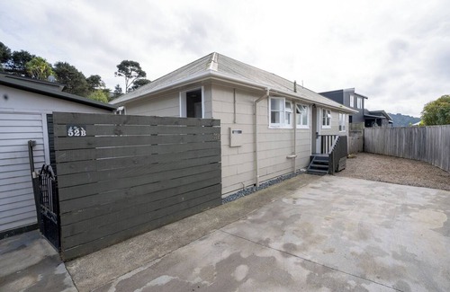 Raglan House | Lorenzen Bay Bungalow by The Sea