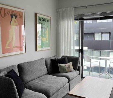 Ponsonby Apartment | Lovely apartment with skytower views and car park
