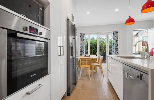 Hobsonville House | Lux Modern 3BR Family House |Fenced Yard & Big TV,