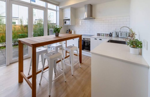 Christchurch House | Luxe City Stay Sleeps 7 with Free Car Park