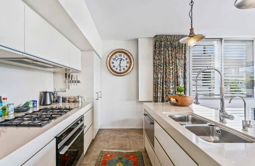 Wanaka Apartment | Luxurious Lakefront Apt w/Stunning Views