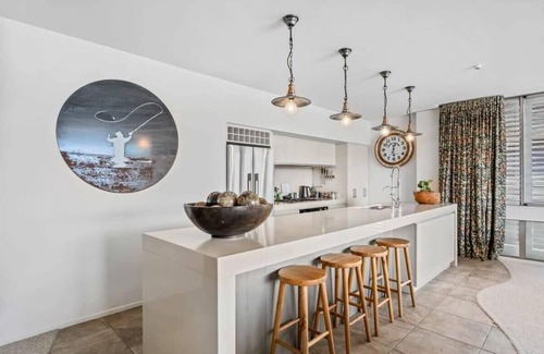 Wanaka Apartment | Luxurious Lakefront Apt w/Stunning Views