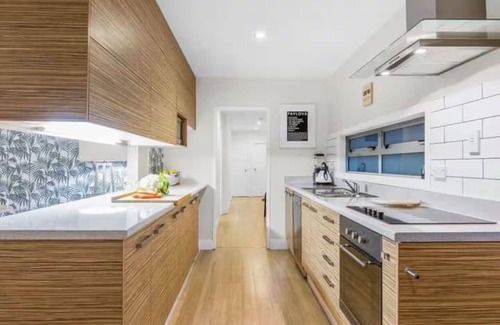 Papamoa Beach House | Luxurious modern Beach Getaway with spa pool. Only 150m to white sandy beach