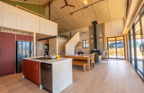 Twizel House | Luxury Alpine Loft - Mountain Views