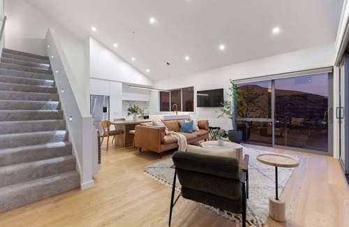 Frankton House | Luxury Away - Aurora Vista- Hot Tub-Free Parking-BBQ