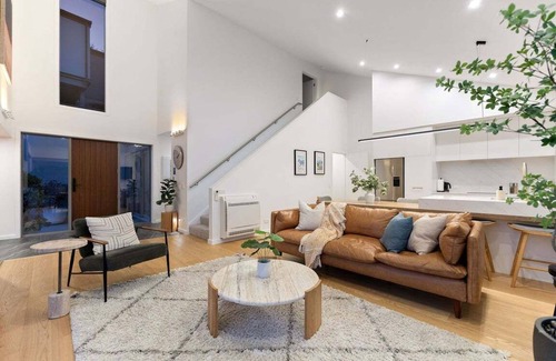 Frankton House | Luxury Away - Aurora Vista- Hot Tub-Free Parking-BBQ