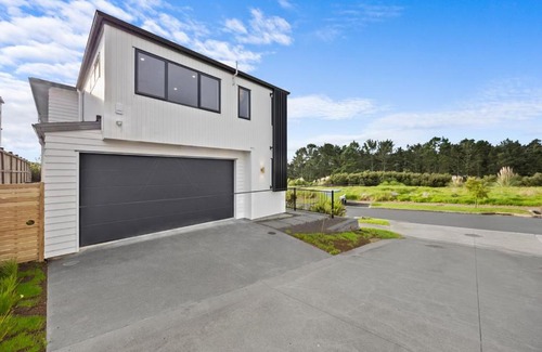 Flat Bush House | Luxury Corner New Home with Central AC 7BR 5BH