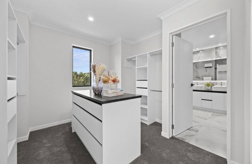 Flat Bush House | Luxury Corner New Home | Central AC | 4 Ensuites | Total 5.5 BH