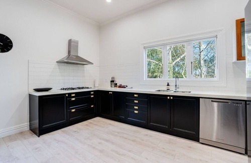 Bombay Villa | Luxury Country Estate | Hot Tub, Creek & Views