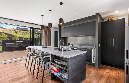 Lake Hawea House | Luxury Hāwea | Alfresco Retreat | Sleeps 6
