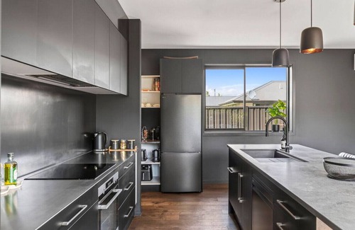 Lake Hawea House | Luxury Hāwea | Alfresco Retreat | Sleeps 6