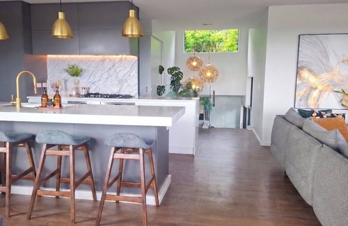 Waikanae House | Luxury Hilltop Retreat: Hot Tub & Panoramic Views