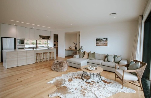 Wanaka House | Luxury House with Private Spa & Mountain Views