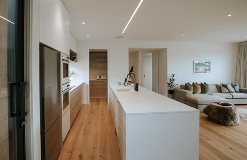 Wanaka House | Luxury House with Private Spa & Mountain Views