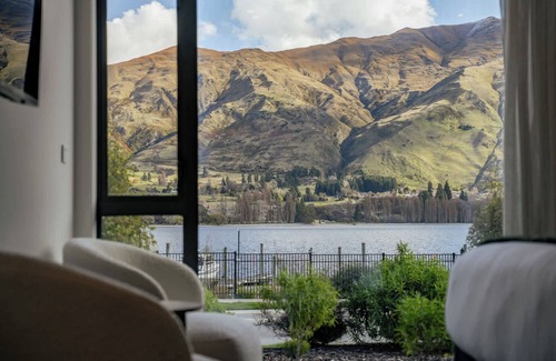 Wanaka Apartment | Luxury Lakefront Studio with Stunning Views