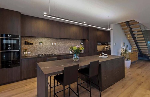 Frankton House | Luxury on Lynch Lane | BBQ, Hot Tub, Free Parking, AC