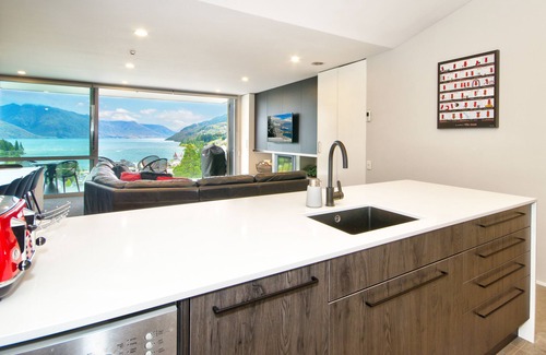 Queenstown City Centre Apartment | Luxury on the Lake by Southern Comfort Accommodation