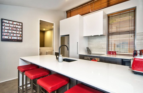 Queenstown City Centre Apartment | Luxury on the Lake by Southern Comfort Accommodation