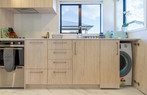 Christchurch City Centre House | Luxury Studio With Balcony - Close to Supermarket