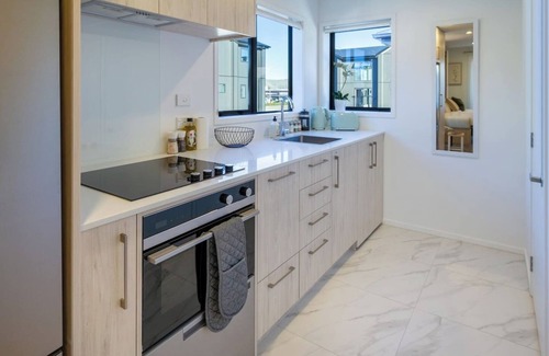 Christchurch City Centre House | Luxury Studio With Balcony - Close to Supermarket
