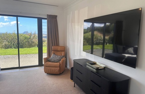 Wairoa Apartment | Luxury Studio with STUNNING Views across the Bay - Great Location… Check it out!