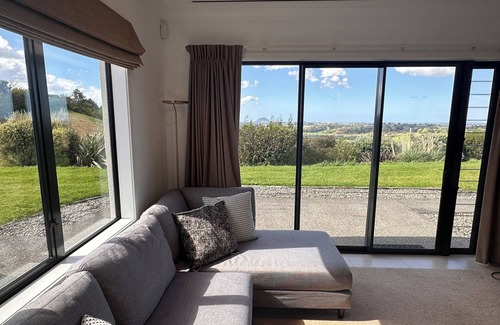 Wairoa Apartment | Luxury Studio with STUNNING Views across the Bay - Great Location… Check it out!