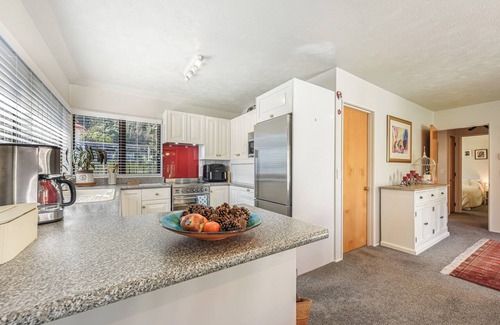 Nelson House | Magnolia Cottage - Nelson Holiday Homes