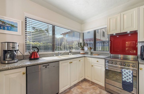 Nelson House | Magnolia Cottage - Nelson Holiday Homes